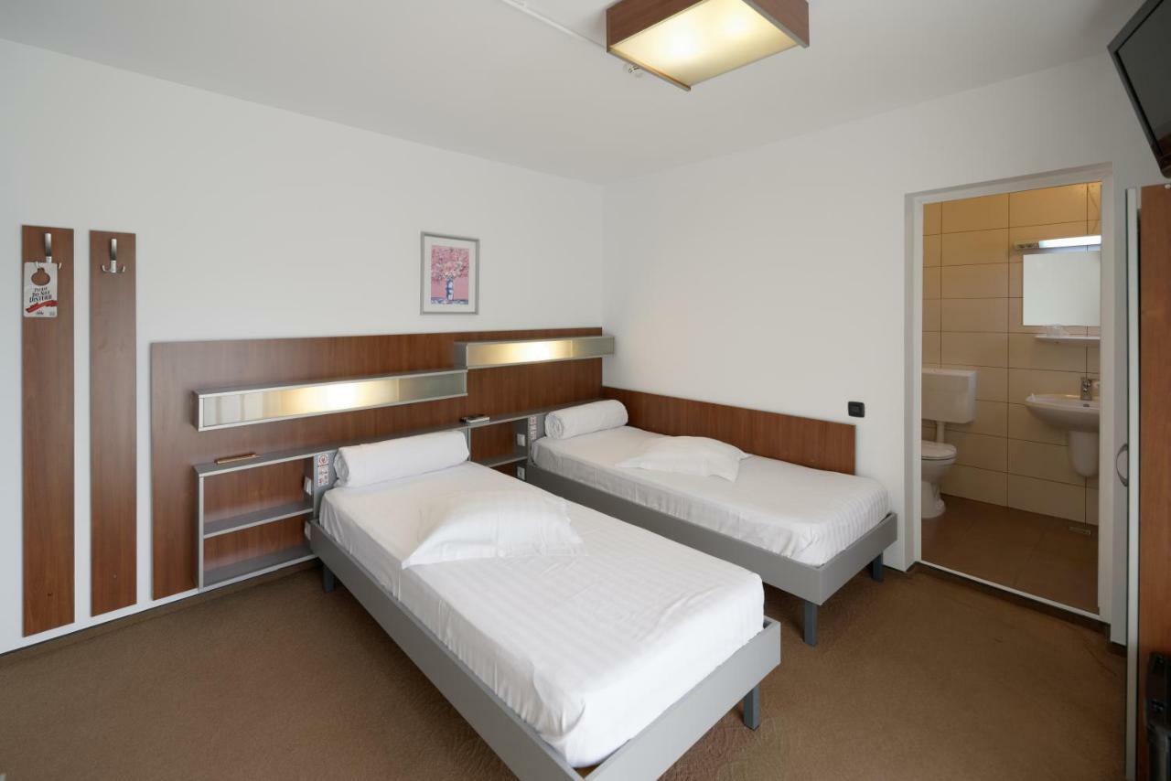 Vila Rosa Hotell Cluj-Napoca Eksteriør bilde