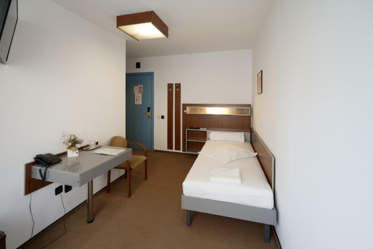 Vila Rosa Hotell Cluj-Napoca Eksteriør bilde