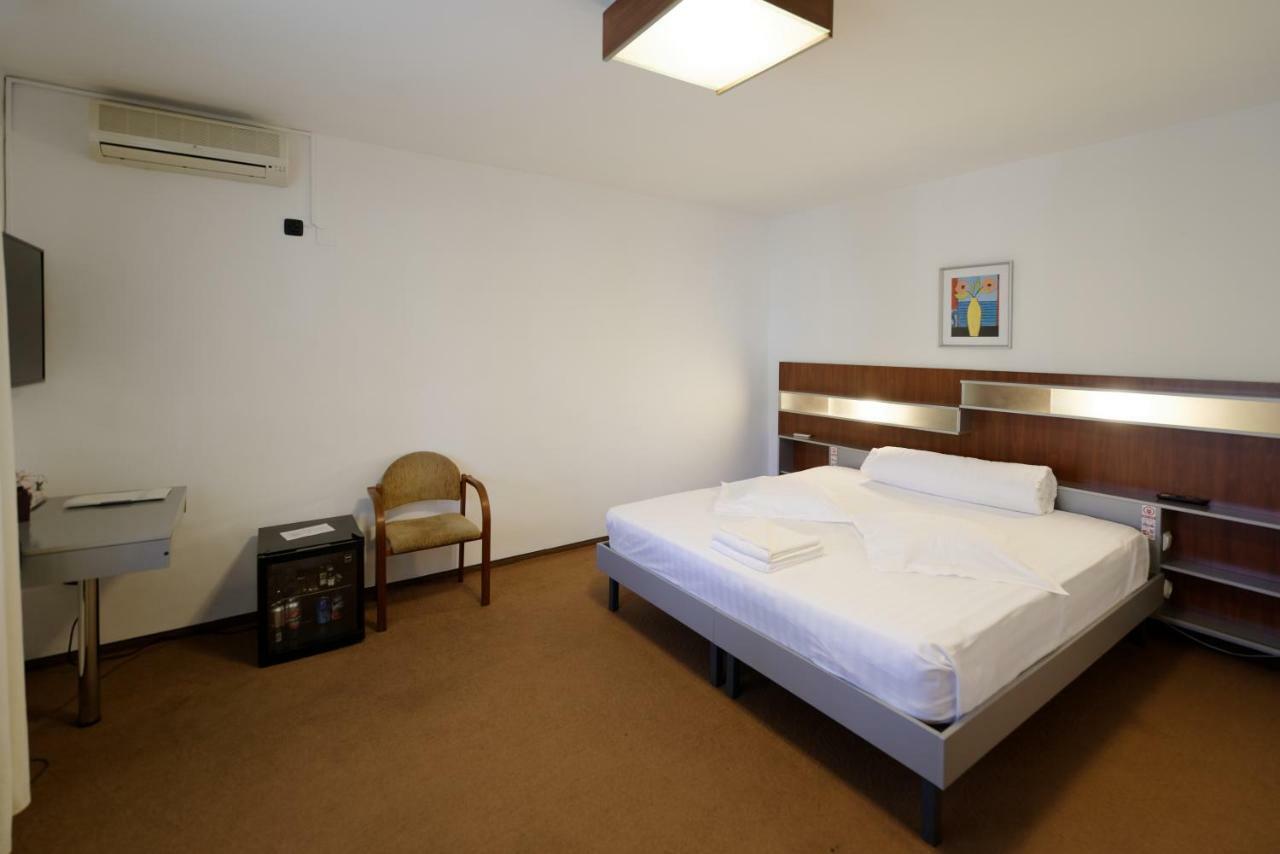 Vila Rosa Hotell Cluj-Napoca Eksteriør bilde